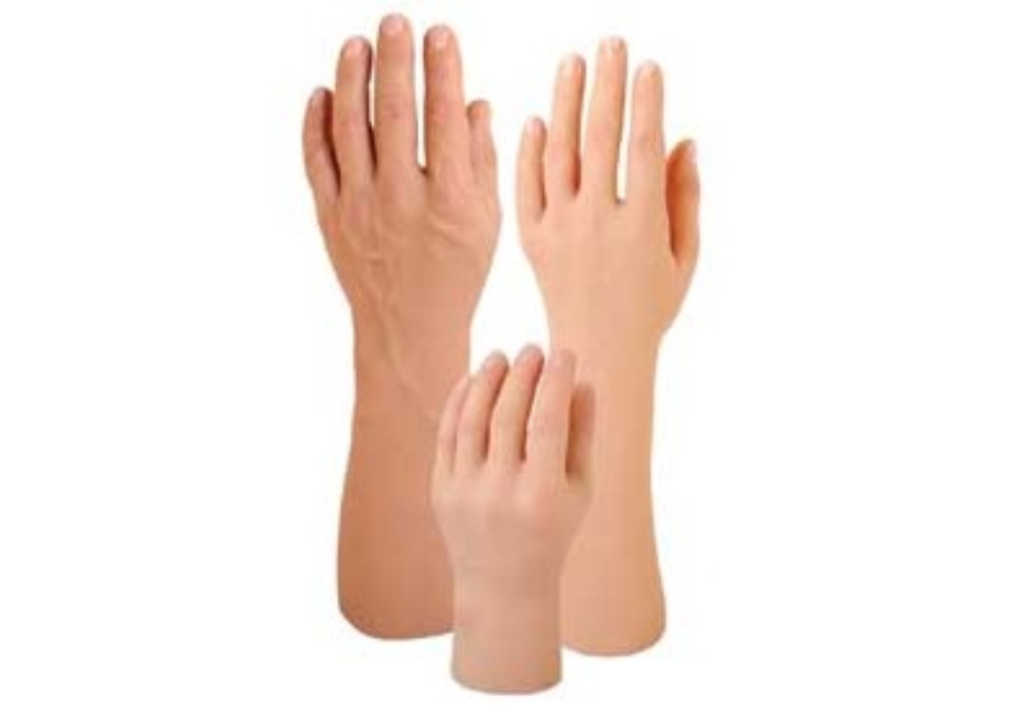 Tay Giả Thẩm Mỹ Có Tự Nhiên Không