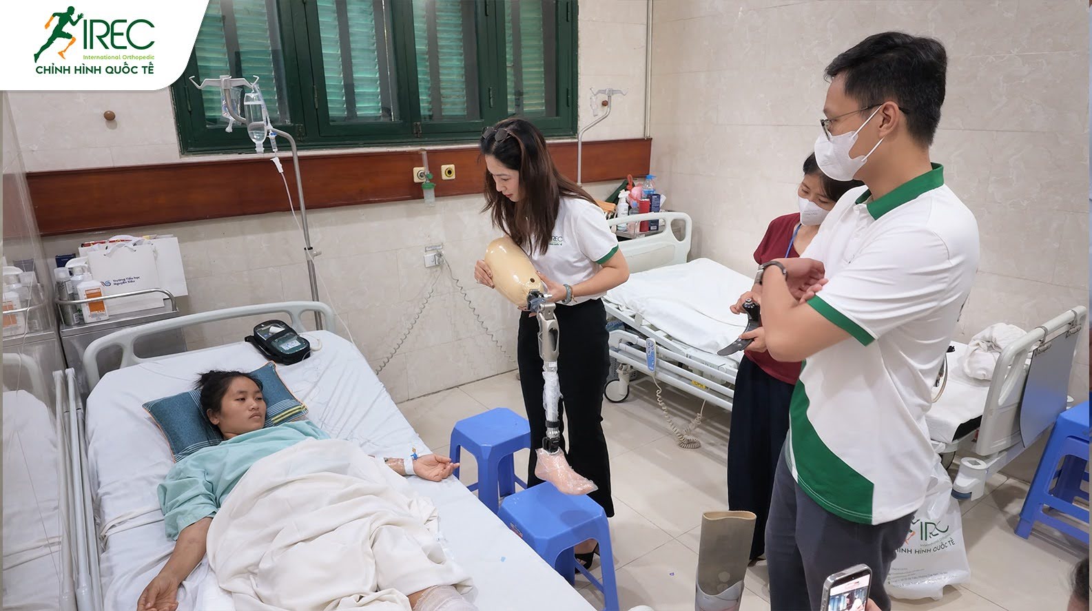 Cô giáo mầm non dũng cảm lao ra đường cứu học trò, bị xe tải cán qua 2 chân - Chỉnh hình Quốc tế IREC đồng tài trợ chân giả trên gối